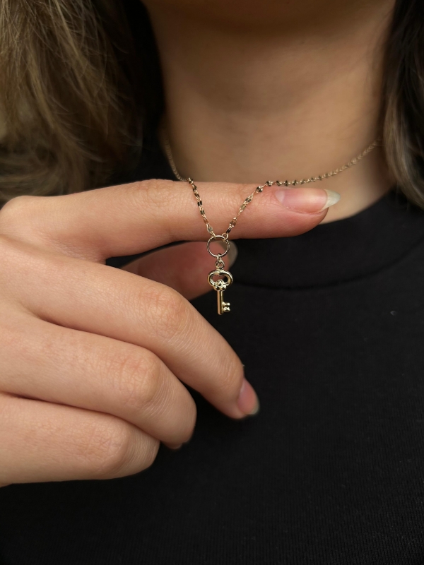 Kelebek Zincir Kilit Kolye, 1,61 gram olup Altın Kolye modellerinden biridir. Ağırlığı ve zarif tasarımıyla stilinizi tamamlar.