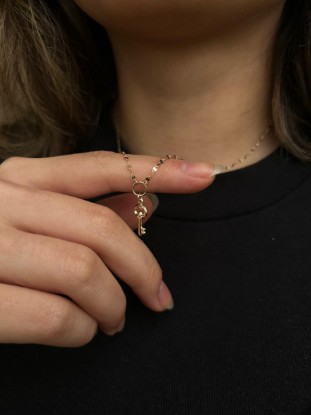 Kelebek Zincir Kilit Kolye, 1,61 gram olup Altın Kolye modellerinden biridir. Ağırlığı ve zarif tasarımıyla stilinizi tamamlar.