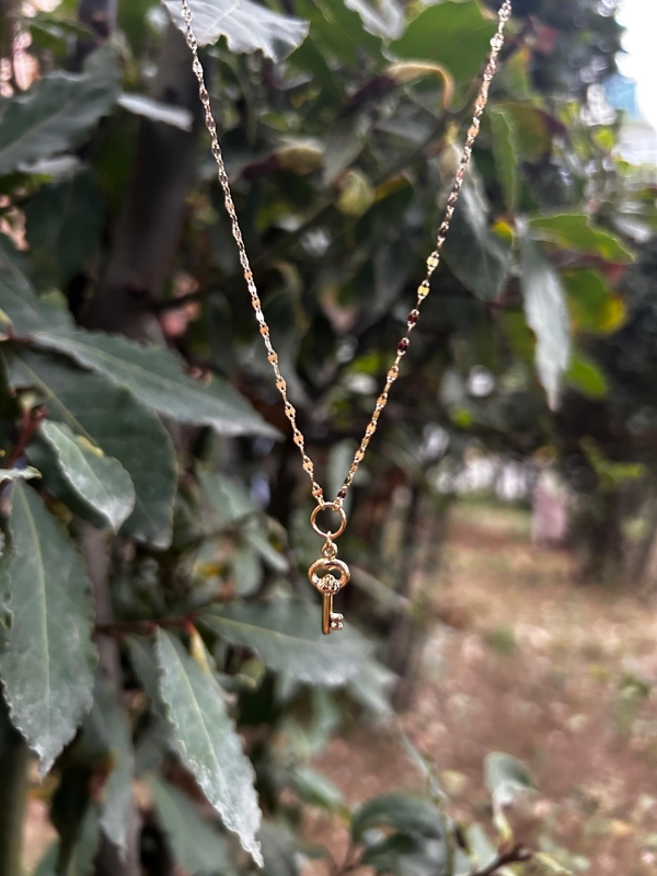 Kelebek Zincir Kilit Kolye, 1,61 gram olup Altın Kolye modellerinden biridir. Ağırlığı ve zarif tasarımıyla stilinizi tamamlar.