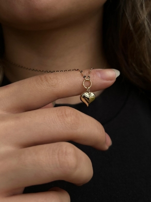 14 Ayar Kelebek Zincir Kalpli Kolye, 1,80 gram olup Altın Kolye modellerinden biridir. Ağırlığı ve zarif tasarımıyla stilinizi tamamlar.