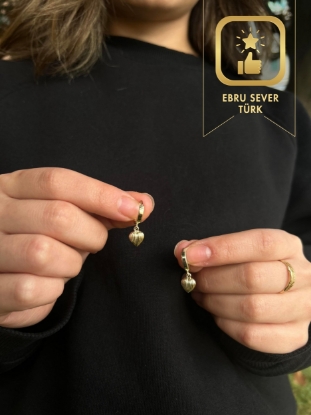 14 Ayar Altın Çizgili Kalp Tasarım Küpe, 1,97 gram olup Altın Küpe modellerinden biridir. Ağırlığı ve zarif tasarımıyla stilinizi tamamlar.