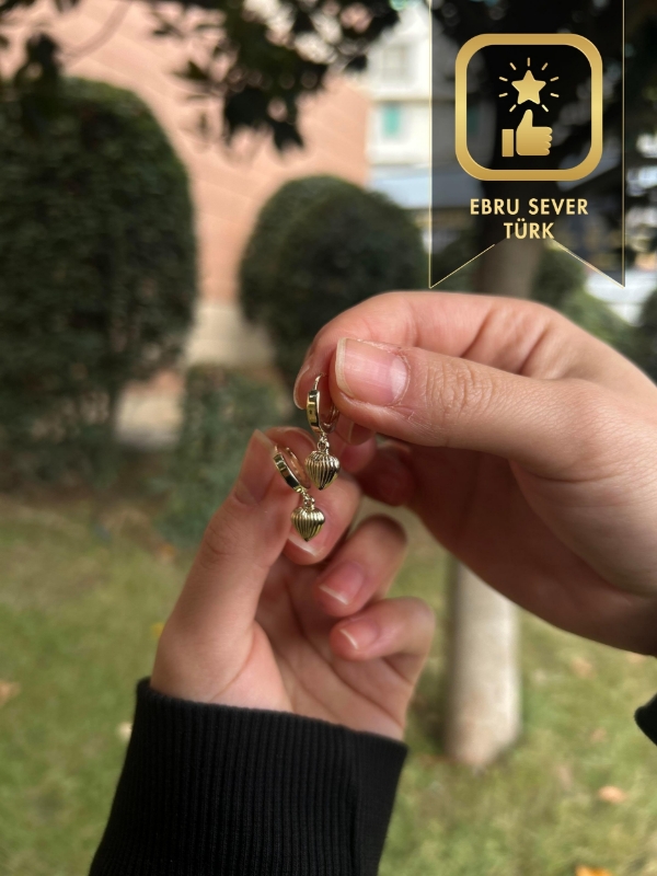 14 Ayar Altın Çizgili Kalp Tasarım Küpe, 1,97 gram olup Altın Küpe modellerinden biridir. Ağırlığı ve zarif tasarımıyla stilinizi tamamlar.