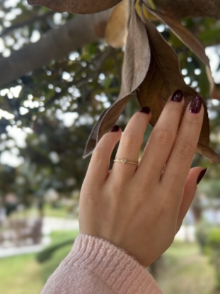 14 Ayar Altın Taşlı Kalpli Minimal Yüzük, 0,83 gram ve özenli işçilikle Altın Yüzük’in günlük ve özel kullanıma uygun bir Goldium modelidir.