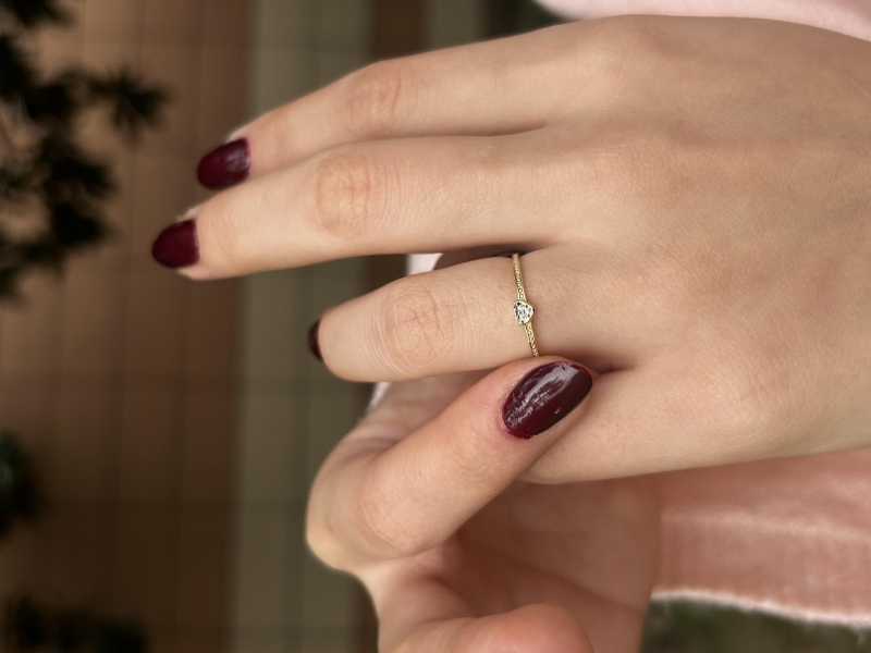 14 Ayar Altın Taşlı Kalpli Minimal Yüzük, 0,83 gram ve özenli işçilikle Altın Yüzük’in günlük ve özel kullanıma uygun bir Goldium modelidir.