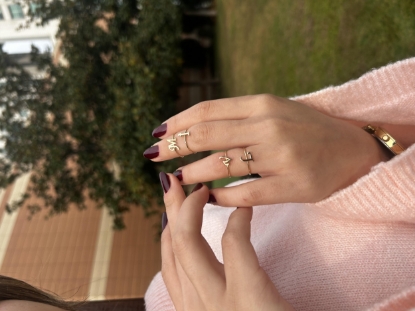 14 Ayar İnce İtalik Harf Yüzük, 0,83 gram ve özenli işçilikle Altın Yüzük’in günlük ve özel kullanıma uygun bir Goldium modelidir.