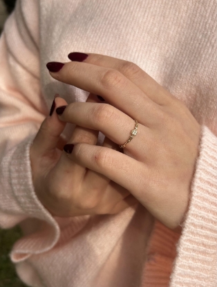 14 Ayar Altın Minimal Tasarım Yüzük, 1,05 gram tasarımıyla Altın Yüzük kategorisinde, Goldium imzasıyla modern bir görünüm sunar.