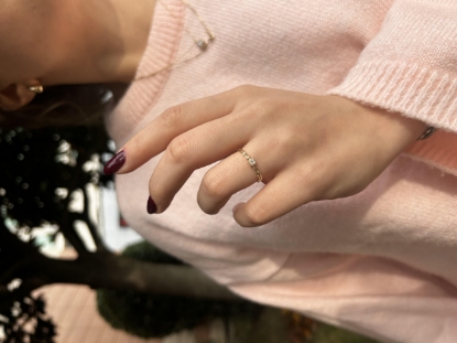 14 Ayar Altın Minimal Tasarım Yüzük, 1,05 gram tasarımıyla Altın Yüzük kategorisinde, Goldium imzasıyla modern bir görünüm sunar.