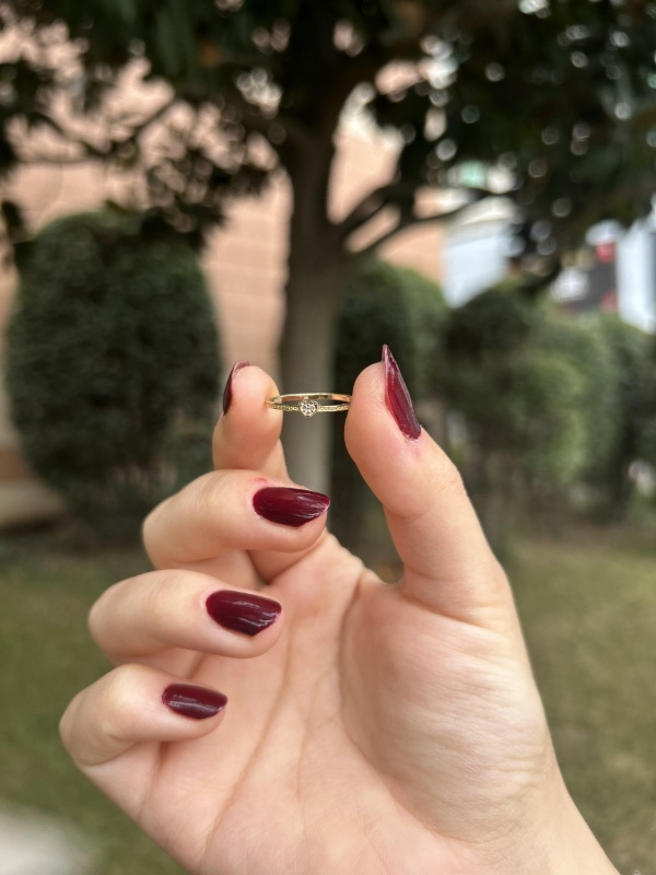 14 Ayar Altın Taşlı Kalpli Minimal Yüzük, 0,83 gram ve özenli işçilikle Altın Yüzük’in günlük ve özel kullanıma uygun bir Goldium modelidir.