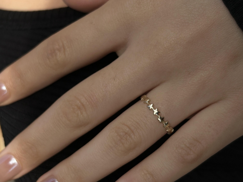 14 Ayar Altın Yarımtur Yıldız Yüzük, 0,90 gram tasarımıyla Altın Minimal Yüzük kategorisinde, Goldium imzasıyla modern bir görünüm sunar.