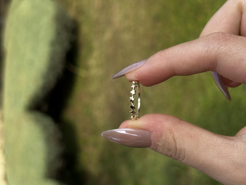 14 Ayar Altın Yarımtur Yıldız Yüzük, 0,90 gram tasarımıyla Altın Minimal Yüzük kategorisinde, Goldium imzasıyla modern bir görünüm sunar.