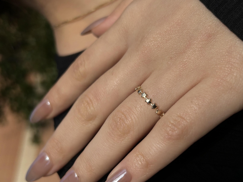 14 Ayar Altın Yarımtur Yıldız Yüzük, 0,90 gram tasarımıyla Altın Minimal Yüzük kategorisinde, Goldium imzasıyla modern bir görünüm sunar.