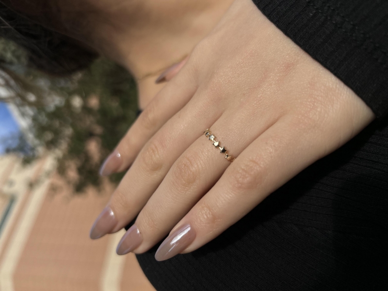 14 Ayar Altın Yarımtur Yıldız Yüzük, 0,90 gram tasarımıyla Altın Minimal Yüzük kategorisinde, Goldium imzasıyla modern bir görünüm sunar.