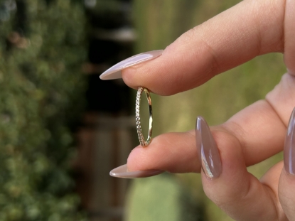 14 Ayar Altın Yarımtur Taşlı Yüzük, 0,91 gram ve özenli işçilikle Altın Minimal Yüzük’in günlük ve özel kullanıma uygun bir Goldium modelidir.