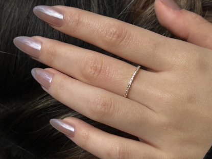 14 Ayar Altın Yarımtur Taşlı Yüzük, 0,91 gram ve özenli işçilikle Altın Minimal Yüzük’in günlük ve özel kullanıma uygun bir Goldium modelidir.