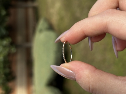 14 Ayar Altın Yarımtur Minimal Tarz Yüzük, 0,65 gram tasarımıyla Ebru Sever Türk'ün Favorileri kategorisinde, Goldium imzasıyla modern bir görünüm sunar.