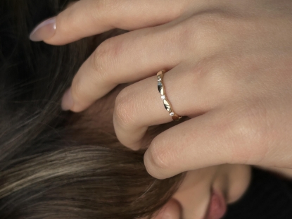 14 Ayar Altın Taşlı Minimal Kadın Yüzük, 0,90 gram olup Ebru Sever Türk'ün Favorileri modellerinden biridir. Ağırlığı ve zarif tasarımıyla stilinizi tamamlar.