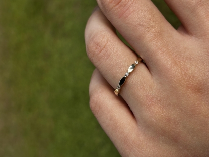 14 Ayar Altın Taşlı Minimal Kadın Yüzük, 0,90 gram olup Ebru Sever Türk'ün Favorileri modellerinden biridir. Ağırlığı ve zarif tasarımıyla stilinizi tamamlar.