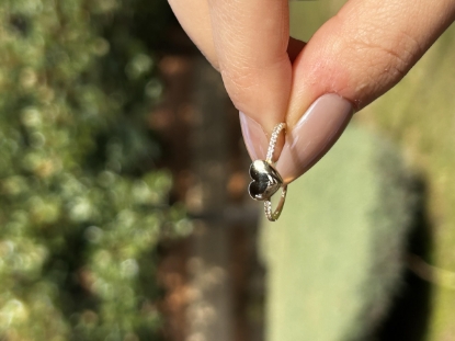 14 Ayar Altın Taşlı Bombeli Kalp Yüzük, 1,00 gram tasarımıyla Ebru Sever Türk'ün Favorileri kategorisinde, Goldium imzasıyla modern bir görünüm sunar.