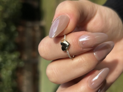 14 Ayar Altın Taşlı Bombeli Kalp Yüzük, 1,00 gram tasarımıyla Ebru Sever Türk'ün Favorileri kategorisinde, Goldium imzasıyla modern bir görünüm sunar.