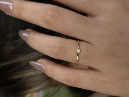 14 Ayar Altın Tasarım Yüzük, 0,90 gram ve özenli işçilikle Ebru Sever Türk'ün Favorileri’in günlük ve özel kullanıma uygun bir Goldium modelidir.