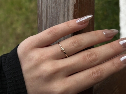 14 Ayar Altın Tasarım Yüzük, 0,90 gram ve özenli işçilikle Ebru Sever Türk'ün Favorileri’in günlük ve özel kullanıma uygun bir Goldium modelidir.