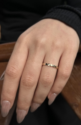 14 Ayar Altın Tasarım Model Yüzük, 1,10 gram tasarımıyla Ebru Sever Türk'ün Favorileri kategorisinde, Goldium imzasıyla modern bir görünüm sunar.