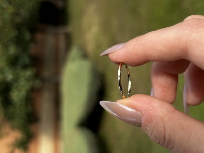 14 Ayar Altın Minimal Tarz Yüzük, 0,75 gram olup Ebru Sever Türk'ün Favorileri modellerinden biridir. Ağırlığı ve zarif tasarımıyla stilinizi tamamlar.