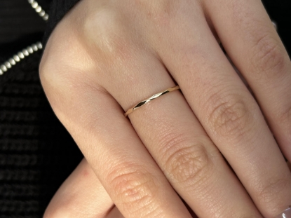 14 Ayar Altın Minimal Tarz Yüzük, 0,75 gram olup Ebru Sever Türk'ün Favorileri modellerinden biridir. Ağırlığı ve zarif tasarımıyla stilinizi tamamlar.