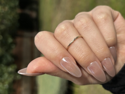 14 Ayar Altın Minimal Burgu Yüzük, 0,76 gram, Goldium ustalığı ve Ebru Sever Türk'ün Favorileri modeli ile uzun ömürlü kullanım sağlar.