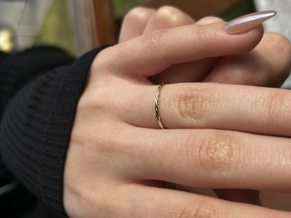 14 Ayar Altın Minimal Burgu Yüzük, 0,76 gram, Goldium ustalığı ve Ebru Sever Türk'ün Favorileri modeli ile uzun ömürlü kullanım sağlar.