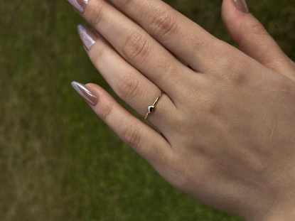 14 Ayar Altın Kalpli Minimal Yüzük, 0,85 gram olup Ebru Sever Türk'ün Favorileri modellerinden biridir. Ağırlığı ve zarif tasarımıyla stilinizi tamamlar.