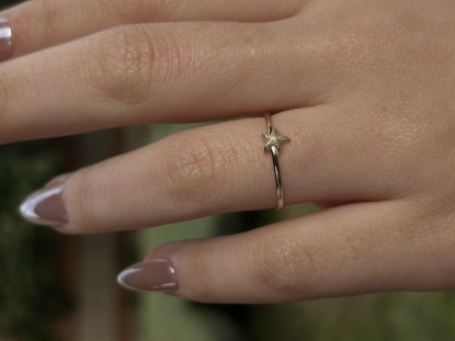 14 Ayar Altın Deniz Yıldızı Yüzük, 0,85 gram, Goldium ustalığı ve Ebru Sever Türk'ün Favorileri modeli ile uzun ömürlü kullanım sağlar.