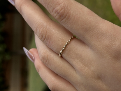 14 ayar altın minimal zincir yüzük, 0,90 gram olup Altın Minimal Yüzük modellerinden biridir. Ağırlığı ve zarif tasarımıyla stilinizi tamamlar.