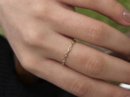 14 ayar altın minimal zincir yüzük, 0,90 gram olup Altın Minimal Yüzük modellerinden biridir. Ağırlığı ve zarif tasarımıyla stilinizi tamamlar.