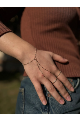 Altın Halka Detaylı Kadın Şahmeran, 1,09 gram olup Ebru Sever Türk'ün Favorileri modellerinden biridir. Ağırlığı ve zarif tasarımıyla stilinizi tamamlar.