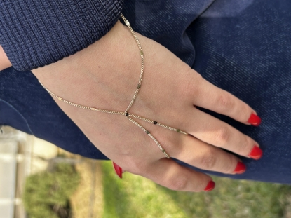 Altın Pul Detaylı Şahmeran Modeli, 2,50 gram olup Ebru Sever Türk'ün Favorileri modellerinden biridir. Ağırlığı ve zarif tasarımıyla stilinizi tamamlar.