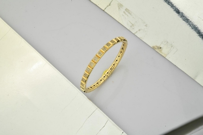 Taşlı Bilezik, 15,94 gram olup Ebru Sever Türk'ün Favorileri modellerinden biridir. Ağırlığı ve zarif tasarımıyla stilinizi tamamlar.