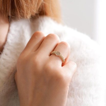 14 Ayar Taşlı Altın Yüzük, 2,15 gram, Goldium ustalığı ve Altın Yarımtur Yüzük modeli ile uzun ömürlü kullanım sağlar.