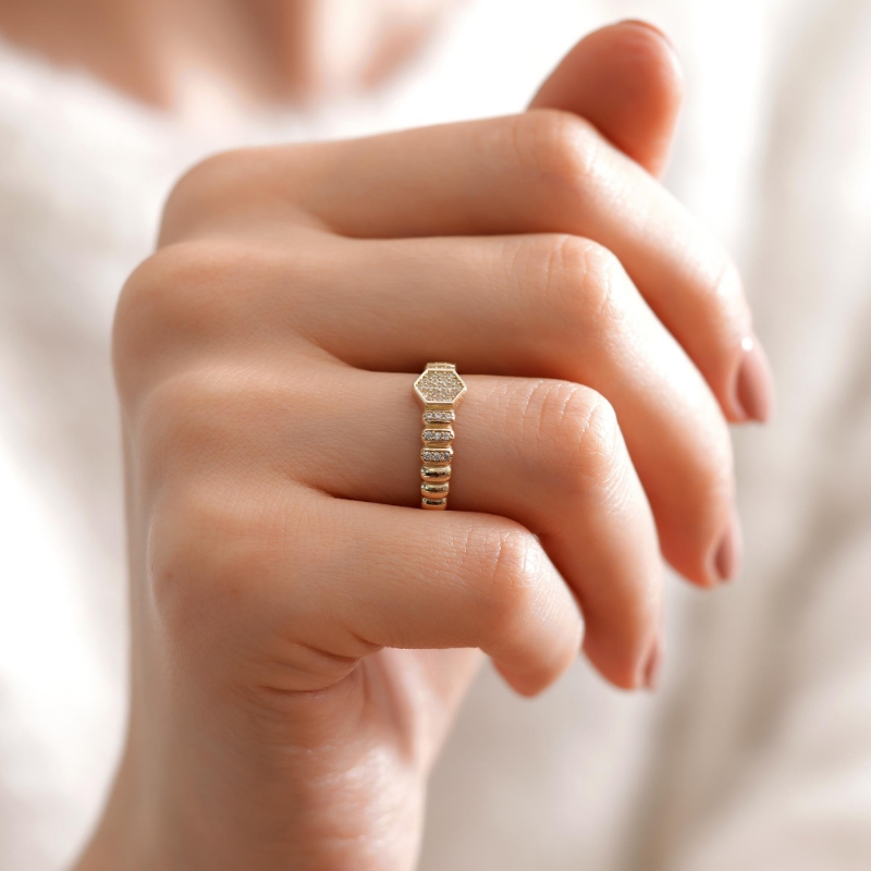 14 Ayar Taşlı Altın Yüzük, 2,15 gram, Goldium ustalığı ve Altın Yarımtur Yüzük modeli ile uzun ömürlü kullanım sağlar.