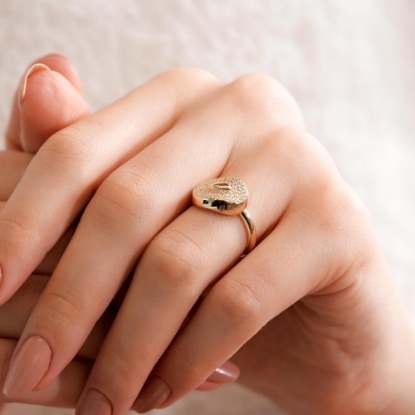 14 Ayar Taş Detaylı Tasarım Altın Yüzük, 3,69 gram olup Altın Fantezi Yüzük modellerinden biridir. Ağırlığı ve zarif tasarımıyla stilinizi tamamlar.