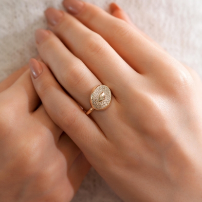 14 Ayar Taş Detaylı Tasarım Altın Yüzük, 3,69 gram olup Altın Fantezi Yüzük modellerinden biridir. Ağırlığı ve zarif tasarımıyla stilinizi tamamlar.