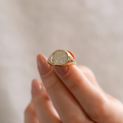 14 Ayar Altın Taş Detaylı Özel Tasarım Yüzük, 3,92 gram olup Altın Fantezi Yüzük modellerinden biridir. Ağırlığı ve zarif tasarımıyla stilinizi tamamlar.