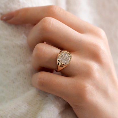 14 Ayar Altın Taş Detaylı Özel Tasarım Yüzük, 3,92 gram olup Altın Fantezi Yüzük modellerinden biridir. Ağırlığı ve zarif tasarımıyla stilinizi tamamlar.