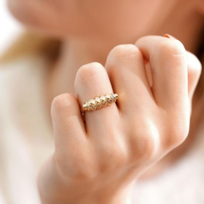 Zarif Tasarım 14 Ayar Altın Yüzük, 4,17 gram ve özenli işçilikle Altın Fantezi Yüzük’in günlük ve özel kullanıma uygun bir Goldium modelidir.