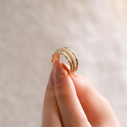 Zarif Tasarım Tamtur Altın Yüzük 14 Ayar, 4,18 gram ve özenli işçilikle Altın Yarımtur Yüzük’in günlük ve özel kullanıma uygun bir Goldium modelidir.