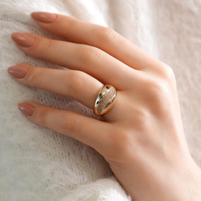 14 Ayar Taş Detaylı Altın Tasarım Yüzük, 4,89 gram tasarımıyla Altın Fantezi Yüzük kategorisinde, Goldium imzasıyla modern bir görünüm sunar.