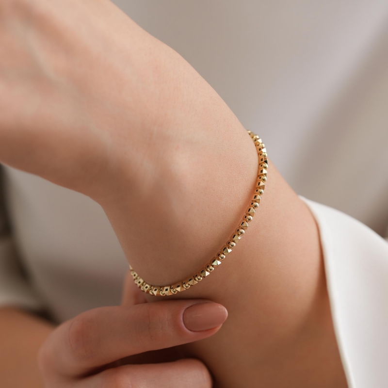 14 Ayar Altın Toplu Bileklik, 7,5 gram olup Ebru Sever Türk'ün Favorileri modellerinden biridir. Ağırlığı ve zarif tasarımıyla stilinizi tamamlar.