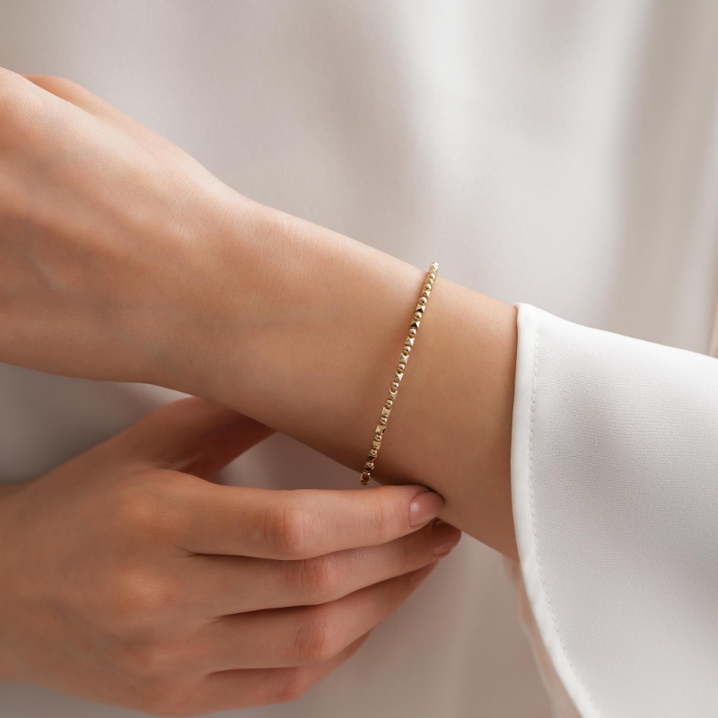 14 Ayar Altın Toplu Bileklik, 7,5 gram olup Ebru Sever Türk'ün Favorileri modellerinden biridir. Ağırlığı ve zarif tasarımıyla stilinizi tamamlar.