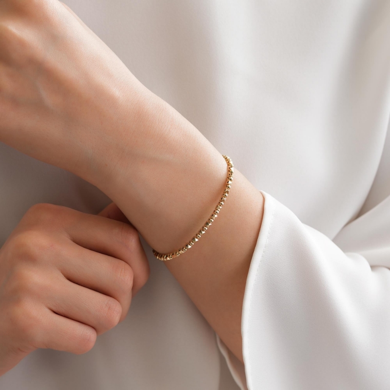 14 Ayar Altın Toplu Bileklik, 7,5 gram olup Ebru Sever Türk'ün Favorileri modellerinden biridir. Ağırlığı ve zarif tasarımıyla stilinizi tamamlar.