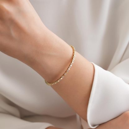 14 Ayar Altın Taş Detaylı Dorika Bilekliik, 7,93 gram tasarımıyla Ebru Sever Türk'ün Favorileri kategorisinde, Goldium imzasıyla modern bir görünüm sunar.